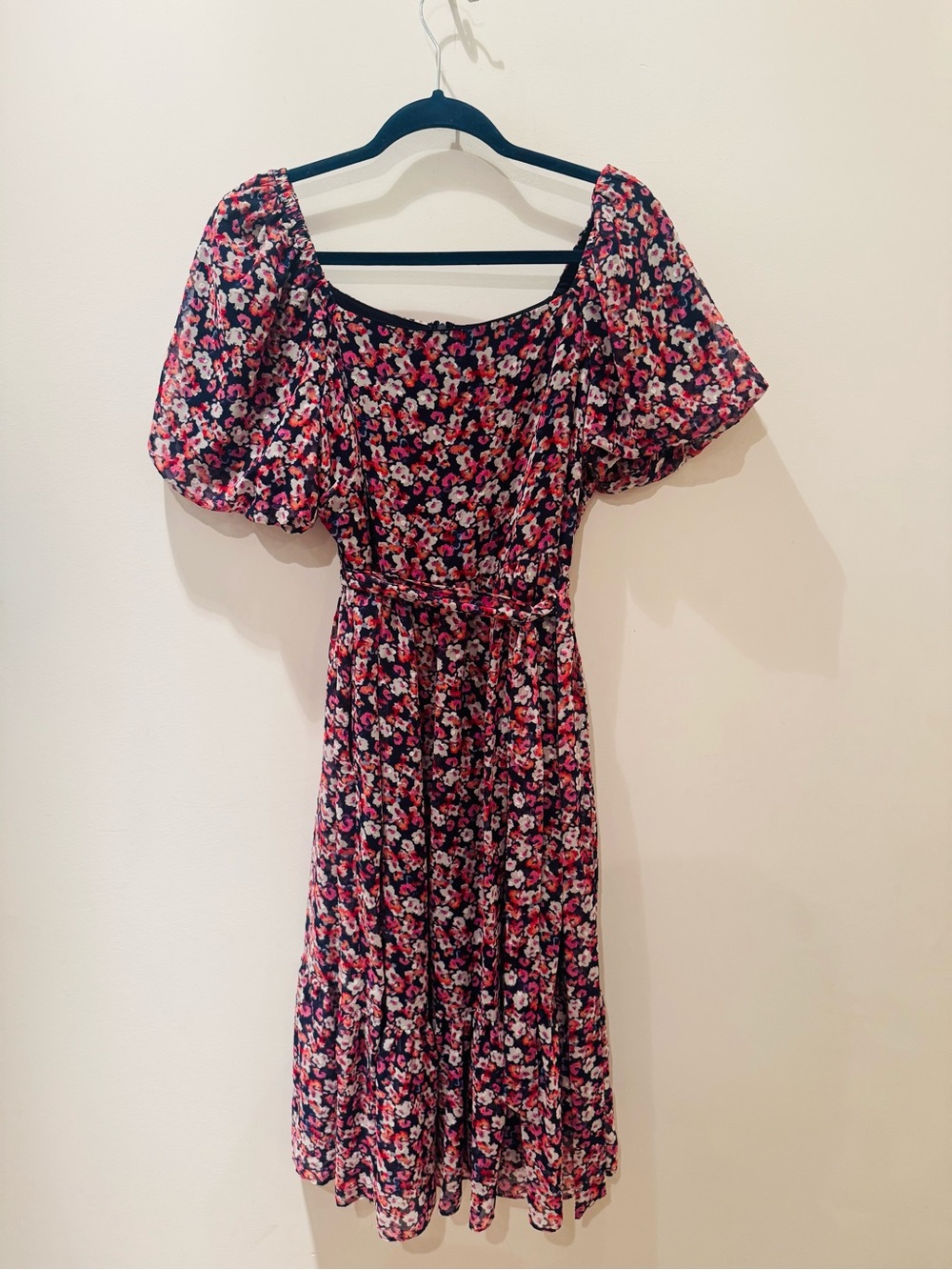 Sandra Darren floral dress with belt and real pockets!
Size 12.